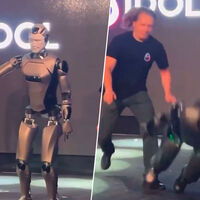 Rusia ha presentado al mundo su primer humanoide. Lo primero que ha hecho ha sido desmayarse