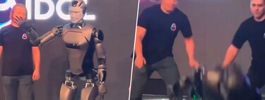 Rusia ha presentado al mundo su primer humanoide. Lo primero que ha hecho ha sido desmayarse