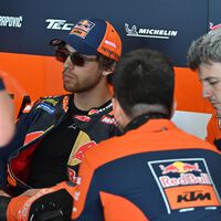 Lío con Enea Bastianini. Lo tiene hecho para volver a Ducati, pero KTM podría retenerle por una cláusula de su contrato 