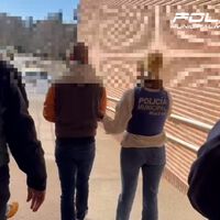La Guardia Civil pilla con las manos en la masa a un grupo que había robado una moto y la estaba desguazando