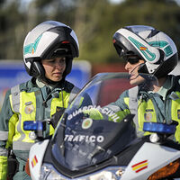 Caídas, atropellos y 300 km diarios: el serio riesgo de los motoristas de la Guardia Civil de Tráfico por el que te acaban de dar un toque como conductor 