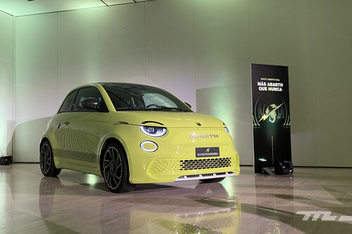 Primer contacto con el Abarth 500e: la primera pelotilla eléctrica quiere hacer sombra a los escorpiones de gasolina