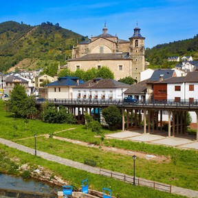 El pueblo español perfecto para hacer una fresca ruta en bicicleta: Conjunto Histórico-Artístico, templos medievales y playas fluviales 