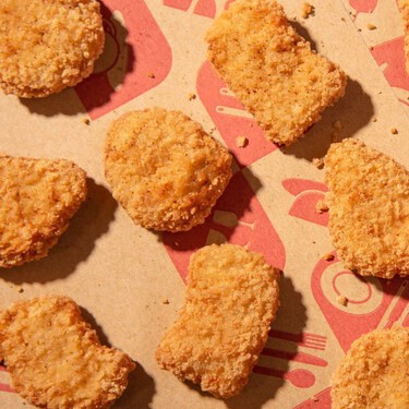 Nuggets de pollo caseros con avena y sin aceite: usa agua mineral para que queden crujientes