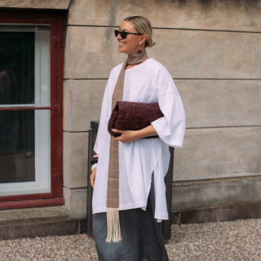 Stradivarius vende la falda satinada que arrasará esta temporada. Tenemos las claves para llevarla con rollazo 