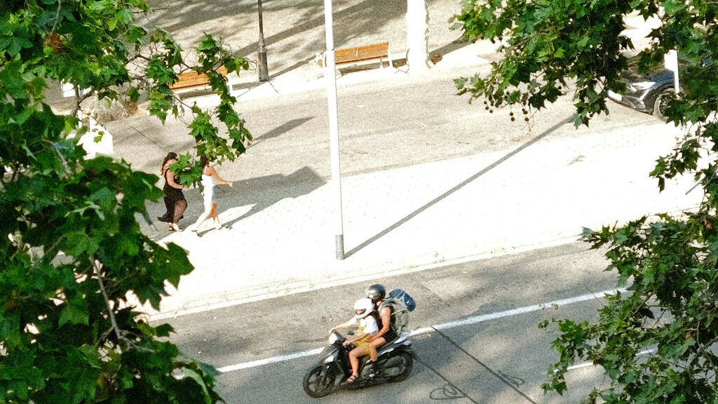 "Los trabajadores deberían hacer turnos desde madrugada": un profesor de urbanismo de Valencia propone cambios ante la ola de calor 