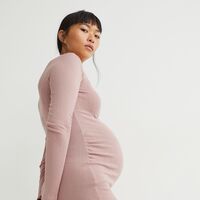 17 vestidos de otoño premamá ideales para las embarazadas más estilosas y a precios asequibles 