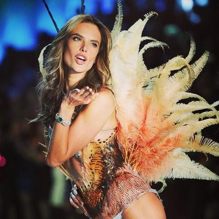 Si quieres ver así de cerca a Alessandra Ambrosio, ¡prepara la cartera!