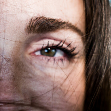 Tus cejas dicen mucho más que tus palabras: el lenguaje no verbal que destapa este experto del FBI