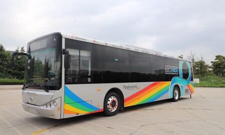 La primera carretera que carga vehículos eléctricos por inducción, más cerca: este autobús circula a la vez que carga sus baterías