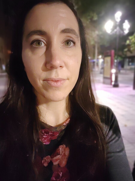 Volvo S90 T8 PHEV aparcado recargando