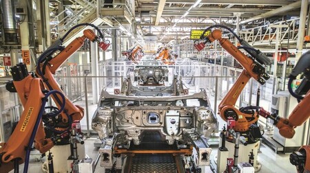 Ya no sólo faltan microchips: la falta de materias primas y de contenedores también amenazan la industria automotriz