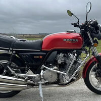 Un hombre pasó media vida coleccionando motos clásicas de Honda. Ahora ha muerto, y toda su colección está a la venta
