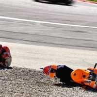 (ACTUALIZACIÓN) Marc Márquez sufre una dura caída en los libres, pero podrá correr en Austria