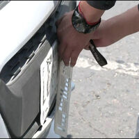 Cada día se roban más placas de autos en CDMX y es todo un lío: desde tiempo perdido hasta suplantación de identidad. Esto debes hacer si eres víctima