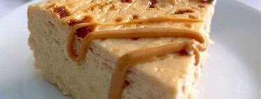 Cómo hacer una tarta de queso crema y plátano sin azúcar y con solo 4 ingredientes: queda ultra cremosa 