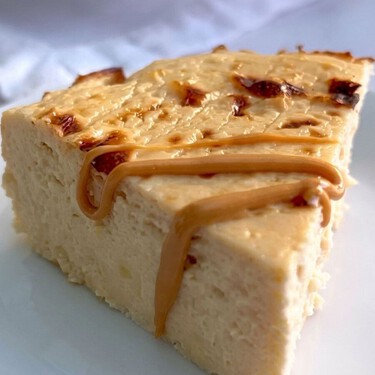 Cómo hacer una tarta de queso crema y plátano sin azúcar y con solo 4 ingredientes: queda ultra cremosa 