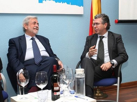 Los funcionarios deben olvidarse del cafelito y de leer el periódico (de papel o digital)
