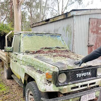 El motor Toyota que desafía al tiempo y a toda lógica: este Land Cruiser cubierto de musgo y ramas resucitó tras años bajo un árbol
