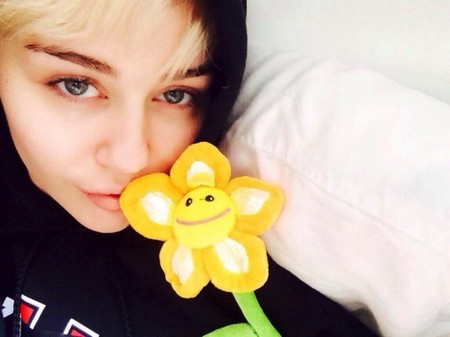 Miley Cyrus se entretenía comprando auténticas horteradillas en el hospi