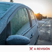 Consejos para quitar el hielo del parabrisas del coche y qué deberías evitar