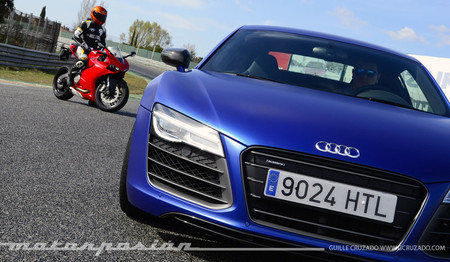 Audi R8 V10 Plus vs Ducati 899 Panigale