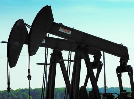 Cuando se extrae petróleo, ¿de qué se llena el espacio vacío que queda?
