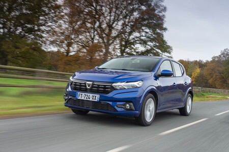 Los nuevos Dacia Sandero y Logan, a revisión en España: el capó podría abrirse en marcha por un defecto en el cierre