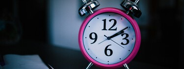 El cambio al horario de verano no solo te quita una hora de sueño. Así afectará a tu factura de la luz y cómo influye en tu salud 