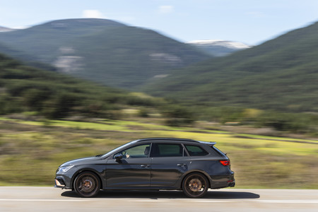 SEAT Leon ST Cupra R lateral en marcha