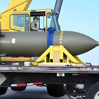 La temida 'madre de todas las bombas' que EEUU utilizó para destruir los bunkers y arsenales nucleares subterráneos de Irán