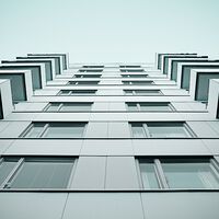 Esta ventana inteligente cambia de color y refleja el calor fuera de la casa: promete ahorrar hasta un 40% de aire acondicionado