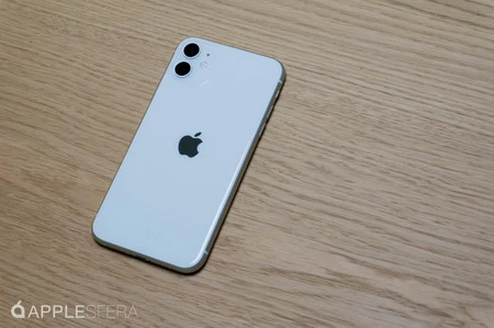 テーブルの上のiPhone