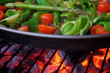 Barbacoas más saludables con carnes magras, verduras, frutas y agua