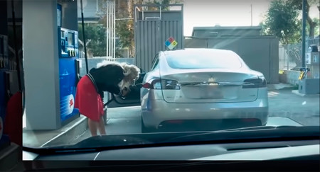 No, intentar echarle gasolina a un coche eléctrico no es buena idea (y este vídeo es la prueba)