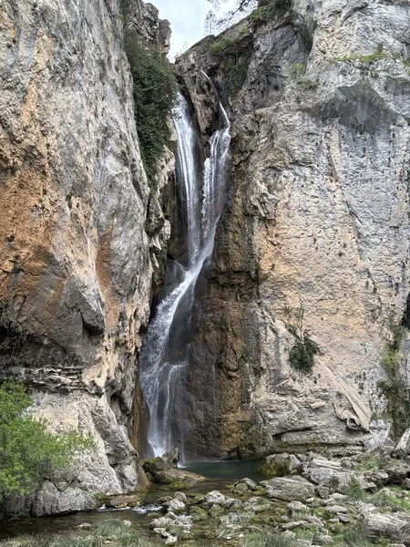 La Facil Ruta De Senderismo Que Permite Caminar Sobre El Agua Y Termina En Una Cascada De 60 Metros Ideal Para Verano