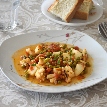 Seppie con piselli in umido, un guiso de sepia con guisantes y tomate tradicional de Italia lleno de sabor