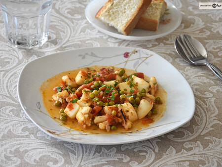 Seppie con piselli in umido, un guiso de sepia con guisantes y tomate tradicional de Italia lleno de sabor