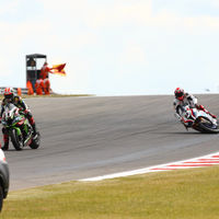 La peligrosa caída de Tom Sykes en Donington Park reabre el debate sobre la seguridad en SBK