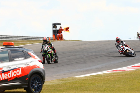 La peligrosa caída de Tom Sykes en Donington Park reabre el debate sobre la seguridad en SBK