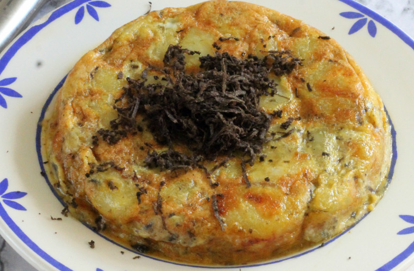 Tortilla de patatas y trufa, sabor intenso en una receta ideal para la cena