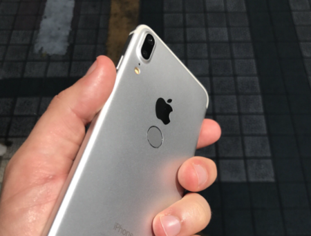 Estamos en esa época del año en la que empiezan a salir conceptos de iPhone falsos y (probablemente) este es uno de ellos