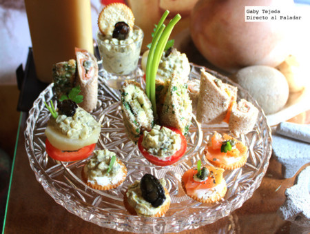 Bocaditos de salmón para la mesa de entremeses navideños. Receta navideña