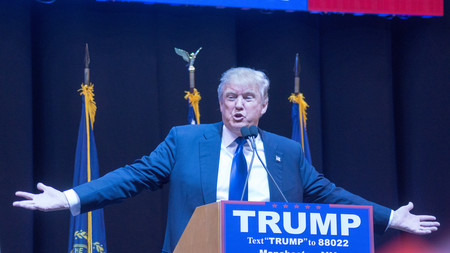 Así amenaza Trump a los fabricantes de coches por fabricar en México
