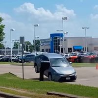 "La carretera explotó". Un bache gigantesco hizo saltar por los aires a un Toyota Corolla. El causante fue el calor