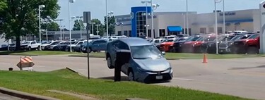 "La carretera explotó". Un bache gigantesco hizo saltar por los aires a un Toyota Corolla. El causante fue el calor