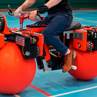 Una moto con pelotas, literalmente. Es la última idea loca de un científico motero, y es como ir borracho 