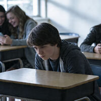 "Todos mis amigos tienen móvil". Ya hay familias firmando (literalmente) un pacto para no caer en la presión social