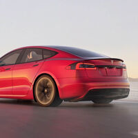 Tesla se ha atrevido a traer su coche más salvaje a Europa, y es 20.000 euros más barato que un Porsche Taycan Turbo