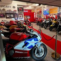 El garaje de este motero es más bestia que el propio museo de Ducati. Vale una millonada, y hay una muy, muy especial